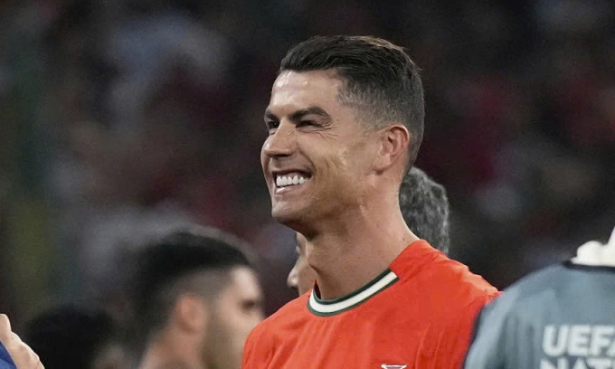 Ronaldo cười trong loạt đá luân lưu