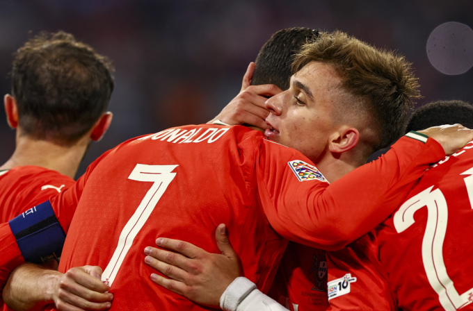 Ronaldo ăn mừng cùng đồng đội sau bàn thắng.