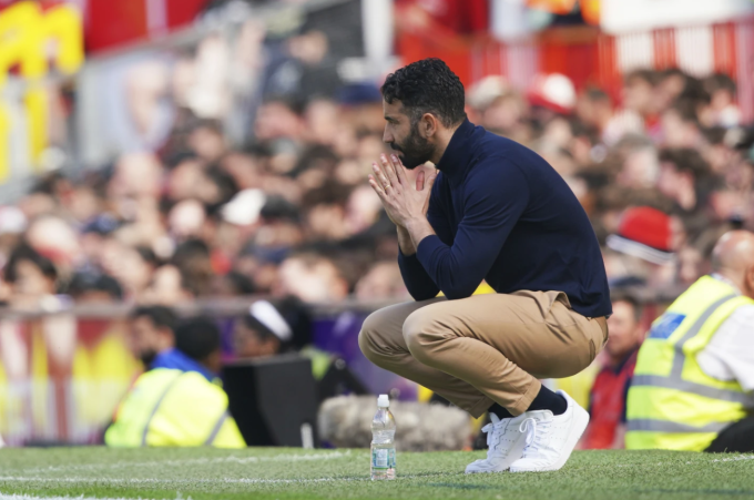 HLV Ruben Amorim phản ứng trong trận Man Utd thua West Ham 0-2 trên sân Old Trafford, thành phố Manchester, Vương quốc Anh, vòng 36 Ngoại hạng Anh ngày 11/5/2025. Ảnh: AP