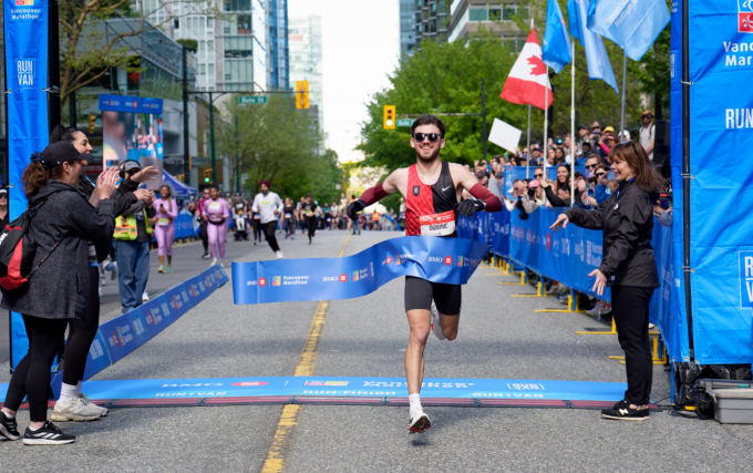 Dominic Arce phá kỷ lục tại BMO Vancouver Marathon 2025