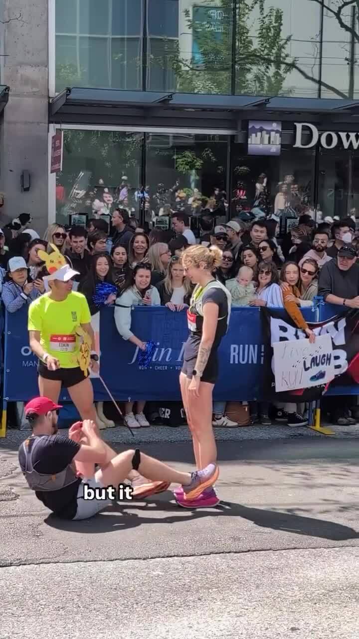 Khoảnh khắc cầu hôn tại marathon
