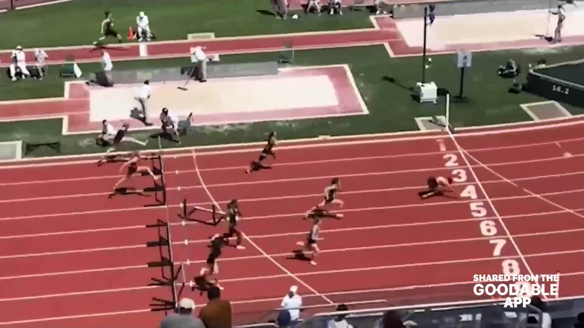 Runner lộn nhào về đích