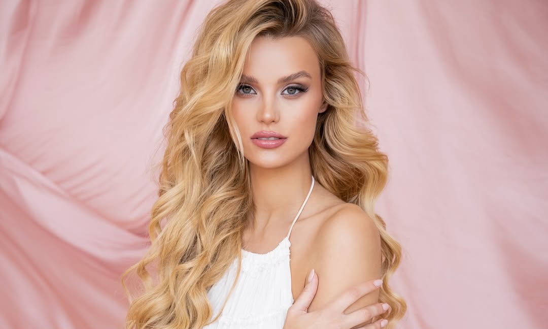 Sắc vóc đương kim Miss World thắng 'Mỹ nhân vượt thời gian'