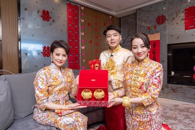 Lê Yến San trao quà cưới.