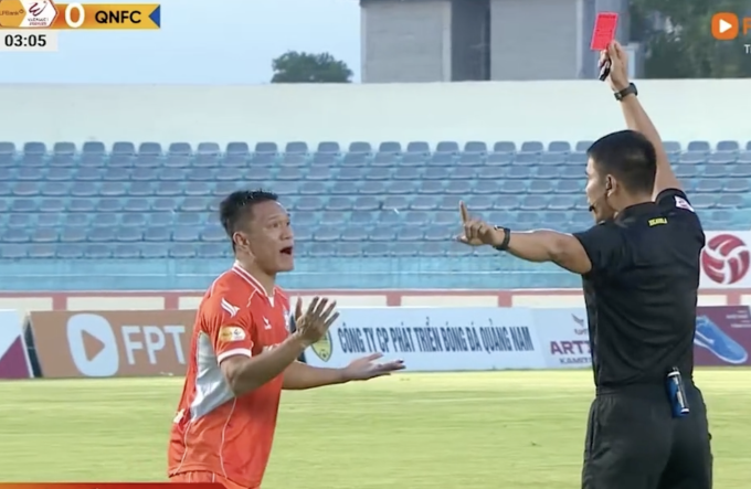 Hậu vệ Lê Quang Hùng bất ngờ khi bị thẻ đỏ ở phút thứ 4 trong trận Đà Nẵng thắng Quảng Nam 1-0 ở vòng 23 V-League 2024-2025, tối 17/5 trên sân Tam Kỳ. Ảnh: Chụp màn hình