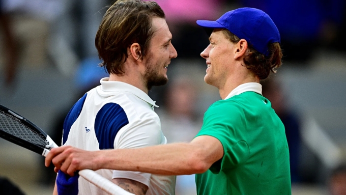 Bublik (trái) chúc mừng Sinner sau trận tứ kết Roland Garros trên sân Philippe Chatrier, Paris, Pháp hôm 4/6.