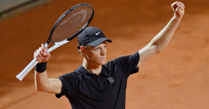 Sinner mừng chiến thắng sau trận tứ kết Rome Masters, trên sân Trung tâm ở tổ hợp Foro Italico hôm 15/5. Ảnh: Reuters