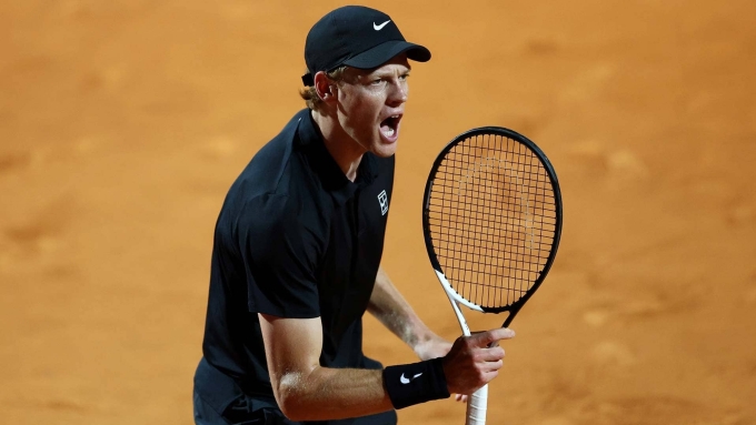 Sinner mừng chiến thắng sau trận bán kết Rome Masters, trên sân Trung tâm ở tổ hợp Foro Italico hôm 16/5. Ảnh: Reuters