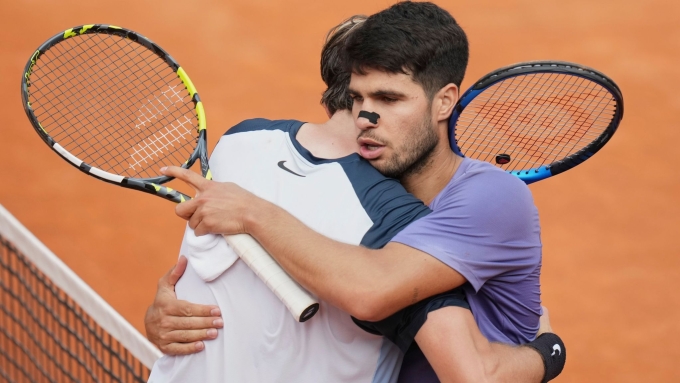 Alcaraz (phải) ôm Draper sau trận tứ kết Rome Masters, trên sân Trung tâm ở tổ hợp Foro Italico hôm 14/5. Ảnh:Reuters