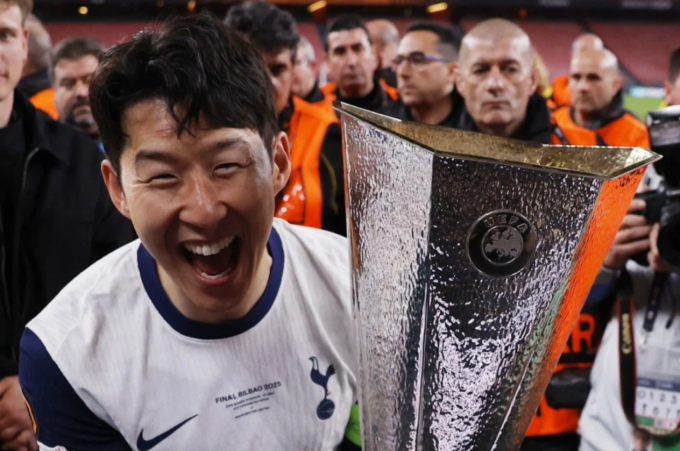 Son Heung-min mừng danh hiệu sau khi cùng Tottenham thắng Man Utd 1-0 ở chung kết Europa League trên sân San Mames, Bilbao, Tây Ban Nha ngày 21/5. Ảnh: Reuters