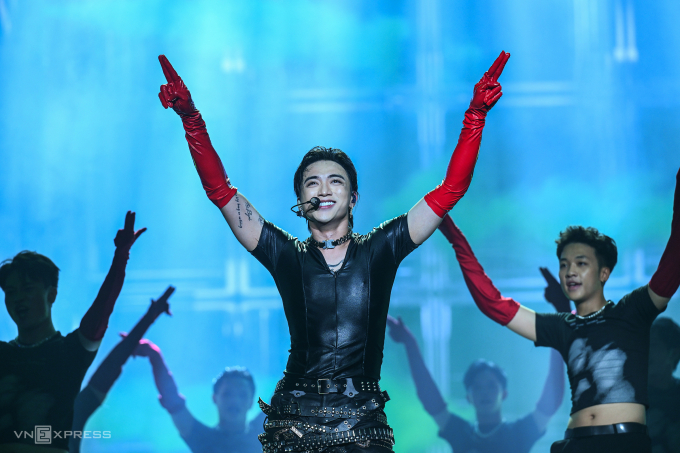 Soobin trong bài Heyyy. Ảnh: Giang Huy