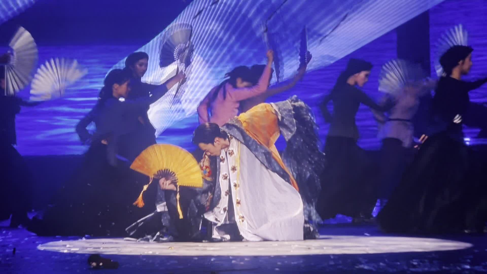 Soobin hát 'Ngồi tựa mạn thuyền' trong concert