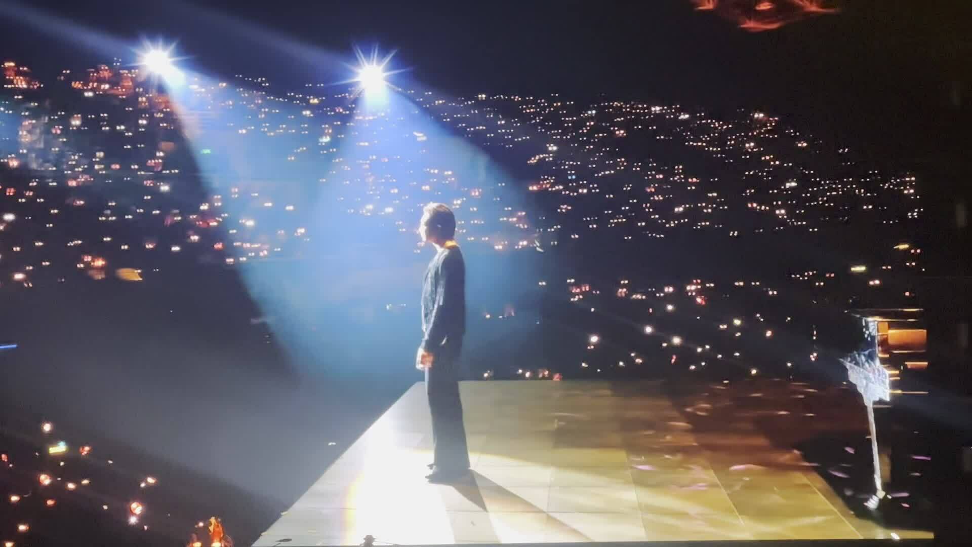 Soobin và khán giả cùng hát 'Xin đừng lặng im' trong concert