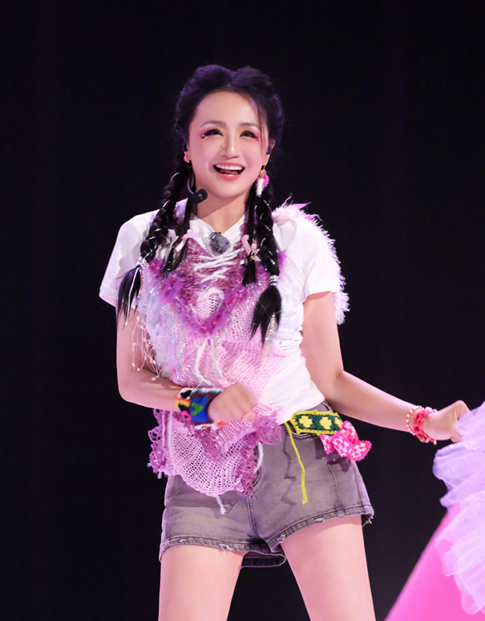 Tào Dĩnh nhảy, hát ở show Đạp gió, phát từ tháng 4.