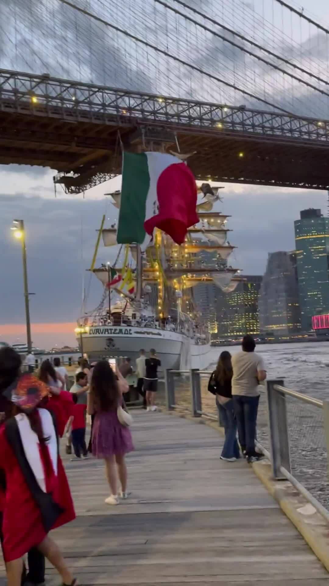 Tàu hải quân Mexico đâm vào cầu ở Mỹ