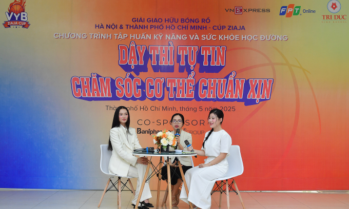 Á hậu Quỳnh Anh cùng Thạc sĩ - Bác sĩ da liễu Đặng Thị Hồng Phượng (từ trái sang), chia sẻ tại chương trình. Ảnh: Thanh Tùng
