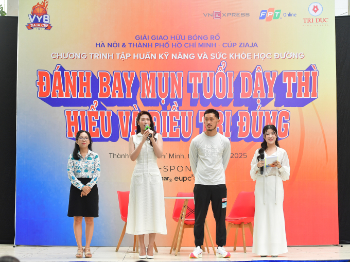 Hoa hậu Thiên Ân (thứ hai từ trái sang) chia sẻ tại sự kiện. Ảnh: Thanh Tùng