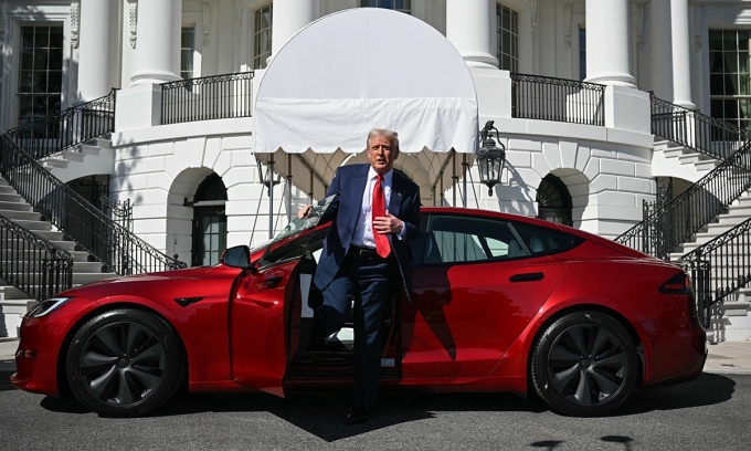 Tổng thống Mỹ Donald Trump đứng cạnh Tesla trong sự kiện tại Nhà Trắng ngày 11/3. Ảnh: AFP