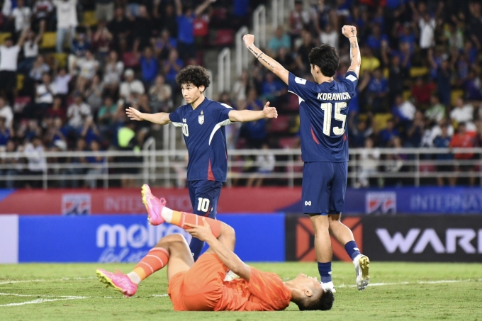 Tiền vệ Thái Lan Ben Davis (số 10) ăn mừng bàn mở tỷ số trong trận giao hữu thắng Ấn Độ 2-0 trên sân Thammasat, Thái Lan, tối 4/6/2025. Ảnh: FAT