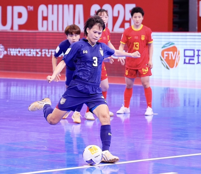 Jenjira Bubpha (số 3) ghi bàn trên chấm phạt đền giúp Thái Lan gỡ hòa 2-2 trước Trung Quốc. Ảnh: Changsuek