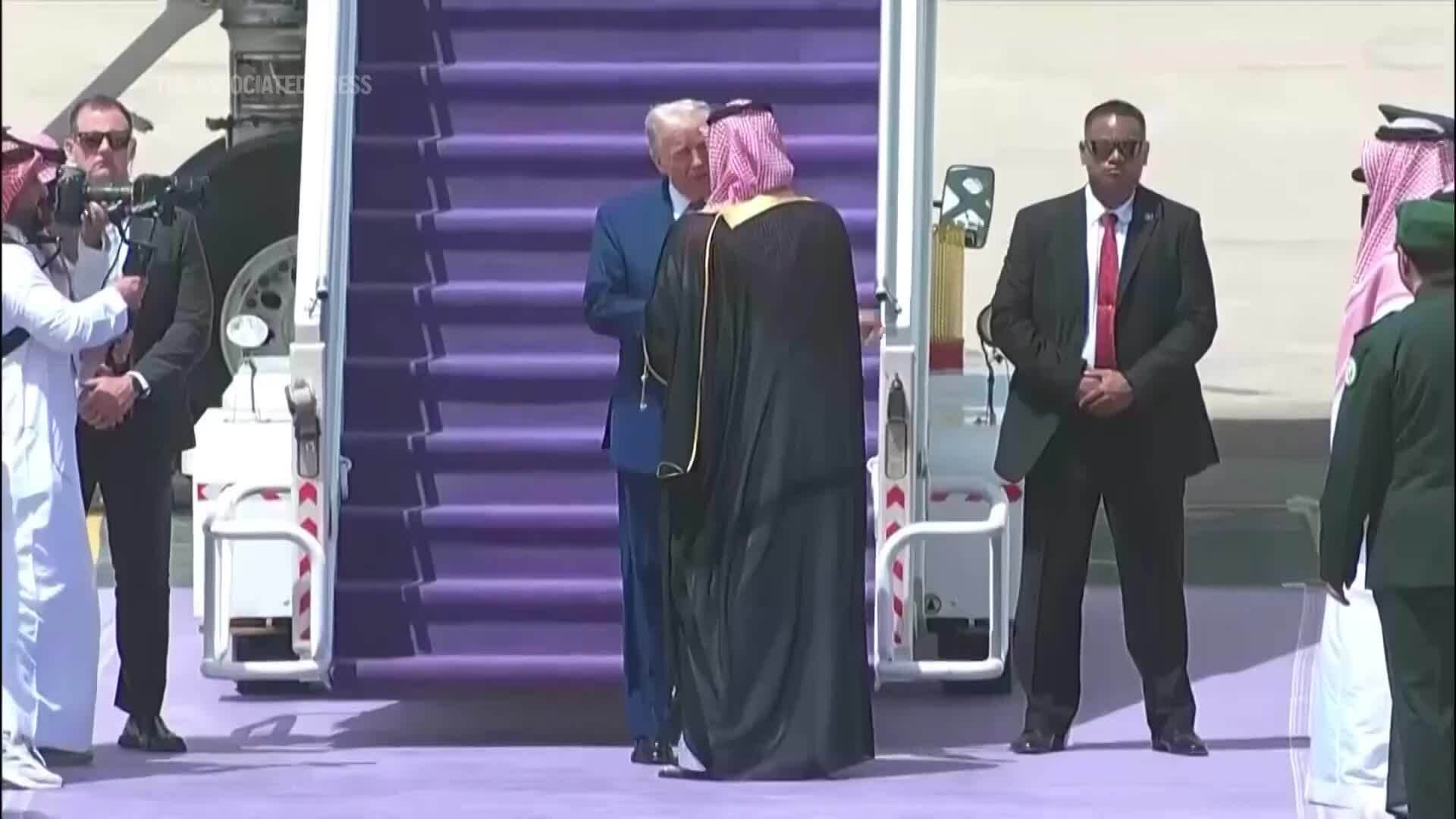 Thái tử Arab Saudi chào đón Tổng thống Mỹ tại sân bay