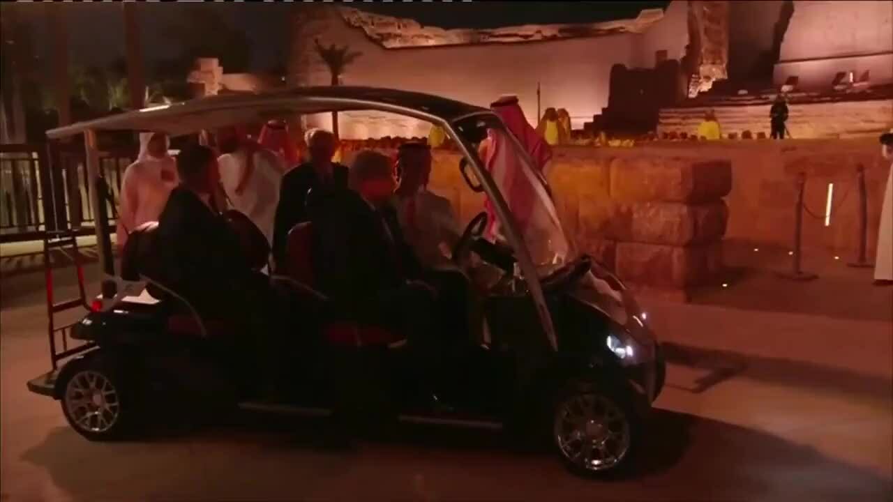 Thái tử Ả Rập Saudi lái xe điện đưa ông Trump đi dự quốc yến