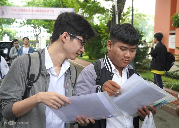 Thí sinh dự thi đánh giá năng lực tại trường Đại học Khoa học Tự nhiên TP HCM, quận 5, sáng 1/6. Ảnh: Lệ Nguyễn