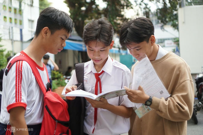 Thí sinh dự thi vào lớp 10 trường Phổ thông Năng khiếu, quận 5, ngày 24/5.