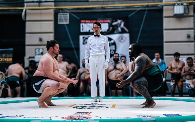 Hai đô vật chuẩn bị thi đấu giải sumo Cúp Empire ở New York, Mỹ.