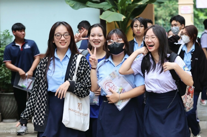 Thí sinh làm thủ tục thi tốt nghiệp THPT 2024 tại điểm thi trường THPT Trưng Vương, quận 1, TP HCM, ngày 26/6.