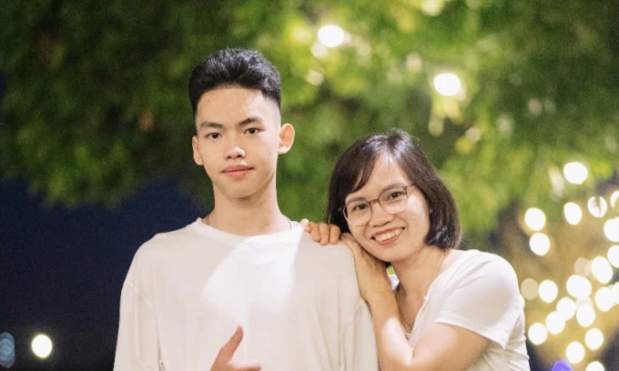 Lê Minh Đức chụp kỷ yếu cùng mẹ, tháng 10 năm ngoái.