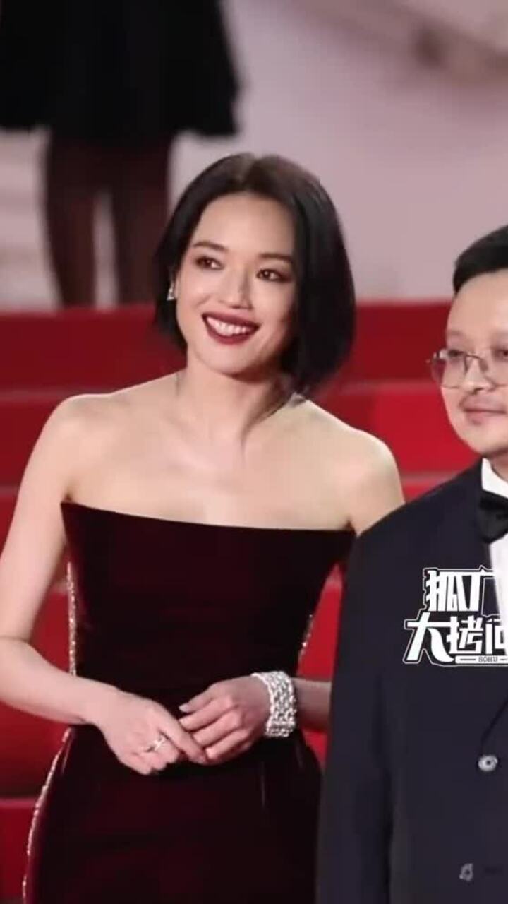 Nữ diễn viên trên thảm đỏ Cannes