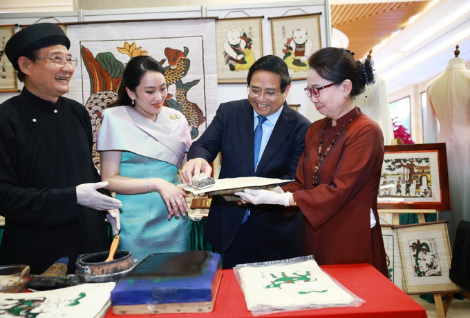 Thủ tướng Phạm Minh Chính và Thủ tướng Paetongtarn Shinawatra trải nghiệm làm tranh dân gian Đông Hồ. Ảnh: TTXVN
