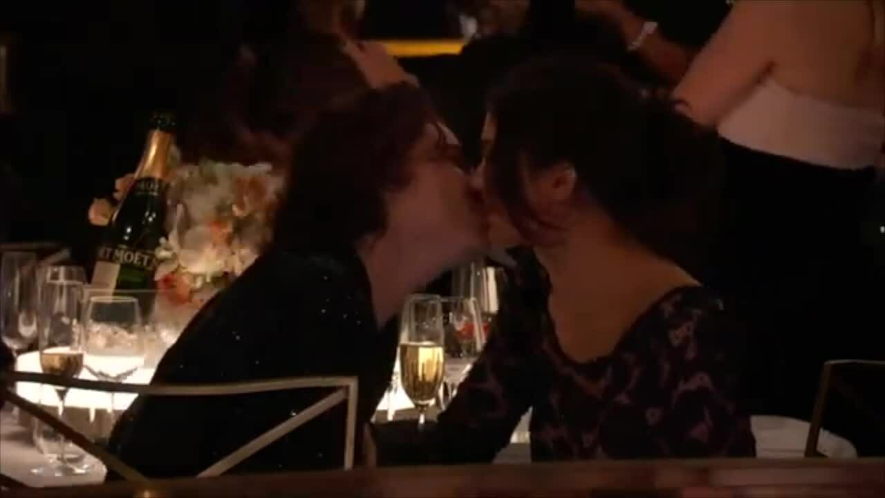 Timothée Chalamet hôn Kylie Jenner ở Quả Cầu Vàng 2024.