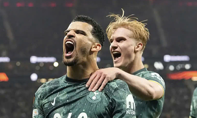 Tiền đạo Dominic Solanke (trái) mừng bàn thắng cho Tottenham trước Frankfurt ở lượt về tứ kết Europa League trên sân Wald, thành phố Frankfurt, Đức tối 17/4/2025. Ảnh: AP