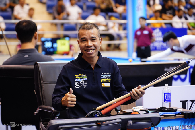 Trần Quyết Chiến mừng chiến thắng ở vòng bảng carom 3 băng World Cup tại TP HCM.