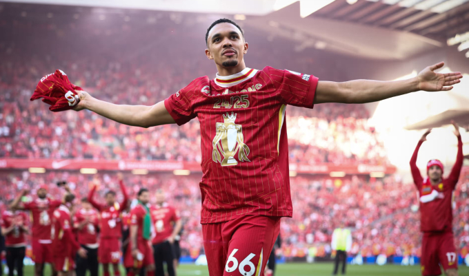Alexander-Arnold cùng các đồng đội ăn mừng sau khi Liverpool đủ điều kiện vô địch Ngoại hạng Anh mùa 2024-2025.