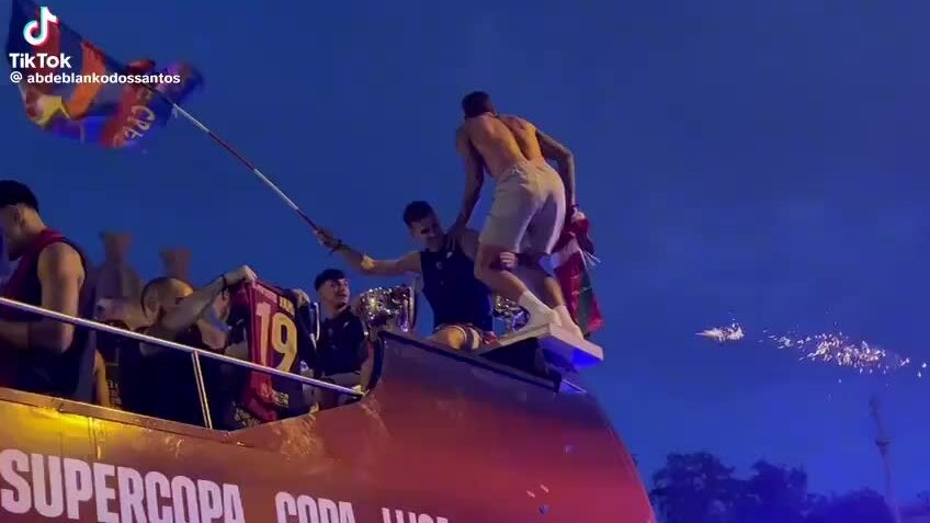 Trung vệ Barca suýt ngã trong lễ diễu hành 3 danh hiệu
