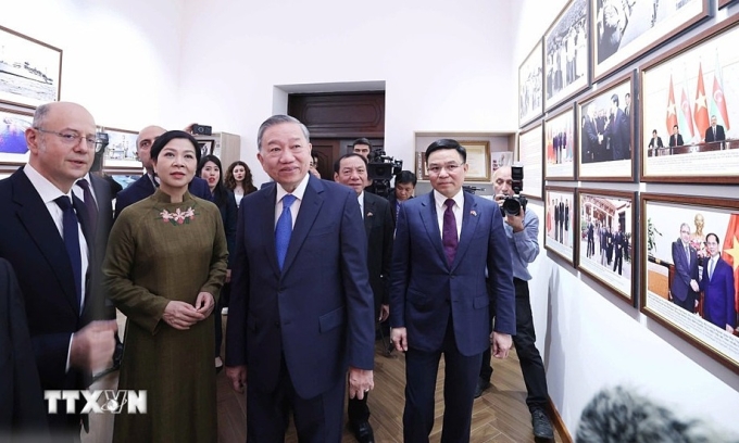 Tổng Bí thư Tô Lâm và Phu nhân tham quan Phòng tưởng niệm Chủ tịch Hồ Chí Minh với ngành dầu khí Việt Nam - Azerbaijan.