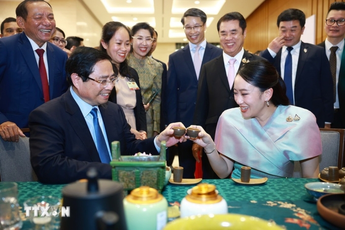 Thủ tướng Phạm Minh Chính, Thủ tướng Paetongtarn Shinawatra cùng thưởng trà truyền thống của Việt Nam. Ảnh TTXVN