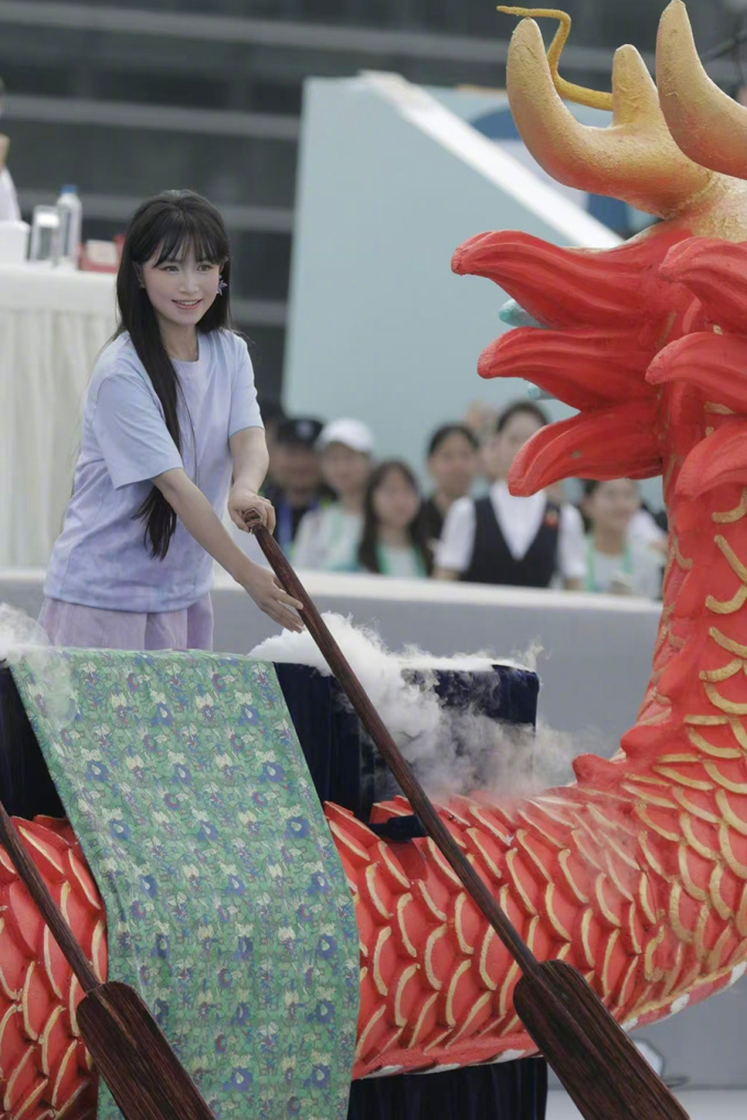 Tử Thất, 35 tuổi, tại chương trình về văn hóa truyền thống. Ảnh: Qingdao News