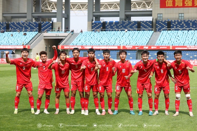 Chu Ngọc Nguyễn Lực (số 10) cùng các đồng đội Việt Nam mừng bàn ấn định chiến thắng 2-1 trước Arab Saudi ở lượt cuối giải giao hữu U16 CFA Team China 2025, tại sân Hohhot, Nội Mông, Trung Quốc ngày 1/6/2025.
