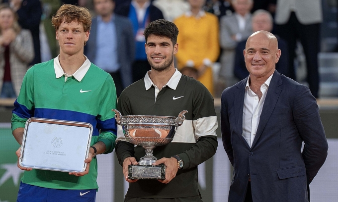 Alcaraz và Sinner cùng huyền thoại Andre Agassi trên bục nhận giải