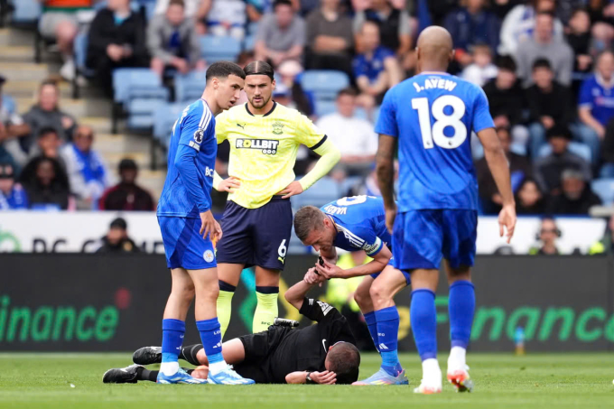 Vardy thổi còi dừng trận đấu để giúp trọng tài David Webb trong trận đấu giữa Leicester và Southampton.