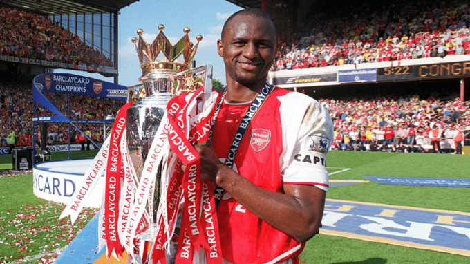 Patrick Vieira là thủ quân Arsenal mùa giải vô địch bất bại Ngoại hạng Anh 2003-2004.