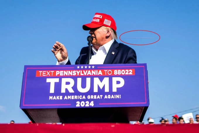 Khoảnh khắc viên đạn xé gió bay sượt qua đầu ông Donald Trump tại sự kiện vận động tranh cử ở Pennslyvania vào ngày 13/7/2024.