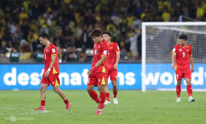 Cầu thủ Việt Nam thất vọng trong trận thua Malaysia 0-4 ở lượt hai bảng F vòng loại cuối Asian Cup 2027, trên sân Bukit Jalil, Malaysia, ngày 10/6/2025. Ảnh: Hai Tư
