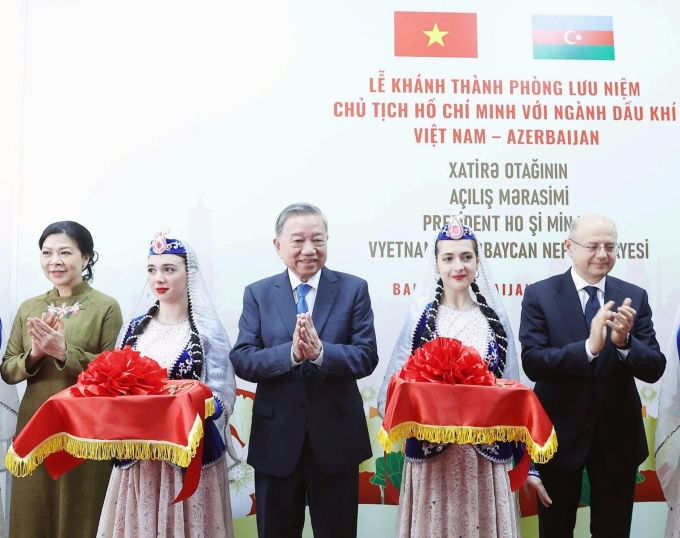 Tổng Bí thư Tô Lâm và phu nhân cắt băng khánh thành Phòng tưởng niệm Chủ tịch Hồ Chí Minh với ngành dầu khí Việt Nam - Azerbaijan hôm nay.