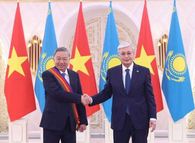 Tổng Bí thư Tô Lâm và Tổng thống Kazakhstan Kassym-Jomart Tokayev tại lễ trao Huân chương Hữu nghị Dostyk hạng nhất ngày 6/5.