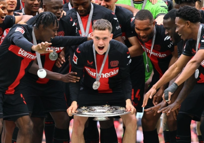 Florian Wirtz nâng danh hiệu Bundesliga mùa 2023-2024 trên sân BayArena, Leverkusen, Đức. Ảnh: Reuters